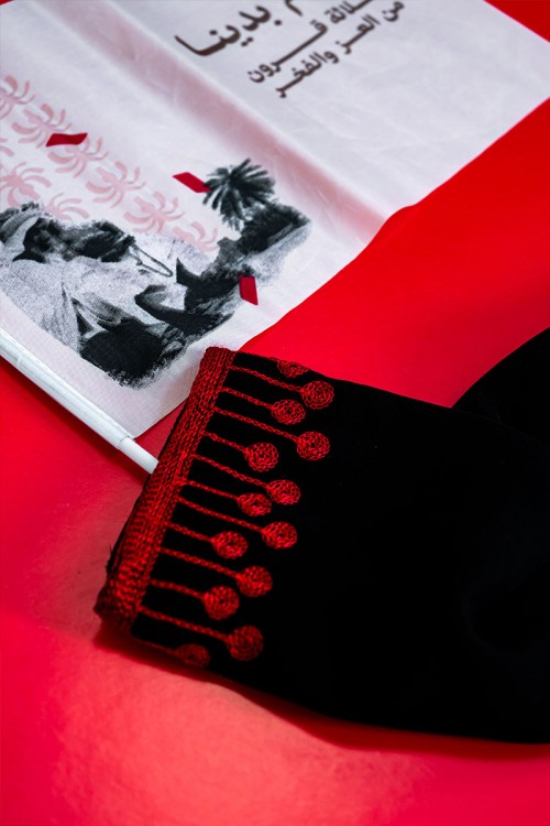 جلابية أطفال شمالي لون أسود بتطريز تراثي أحمر ياقة دائرية و أكمام طويلة