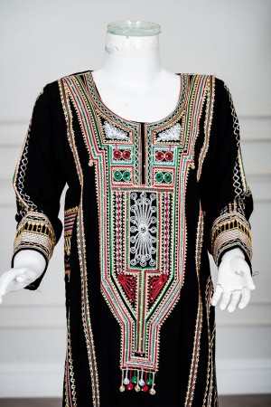 جلابية نسائي عسيري لون أسود بتطريز تراثي ملون ياقة دائرية و أكمام طويلة