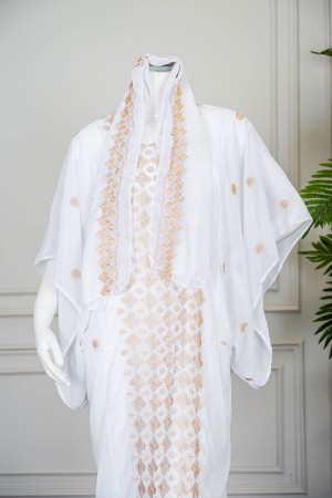 جلابية نسائية حجازي لون أبيض بتطريز لون بيج ياقة دائرية مع طرحة