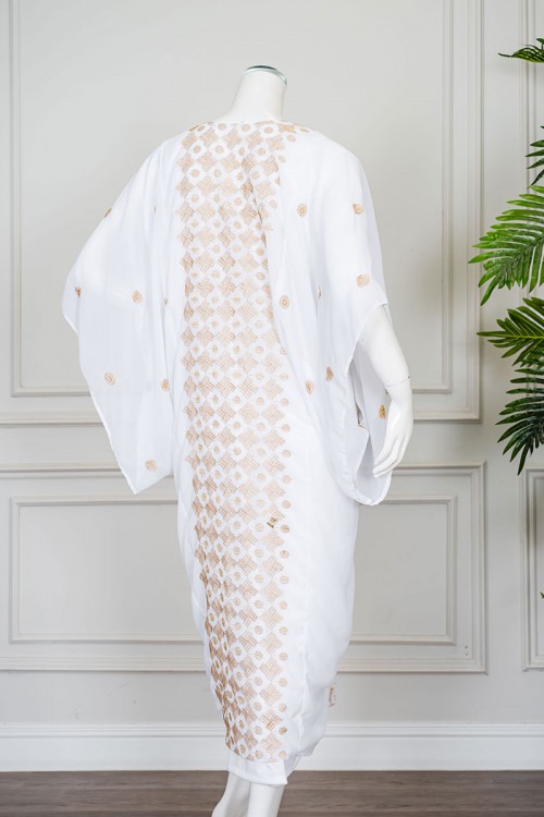 جلابية نسائية حجازي لون أبيض بتطريز لون بيج ياقة دائرية مع طرحة