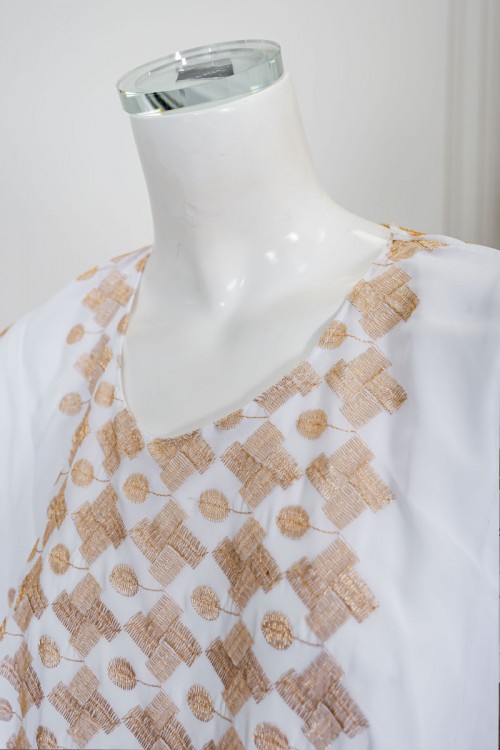 جلابية نسائية حجازي لون أبيض بتطريز لون بيج ياقة دائرية مع طرحة