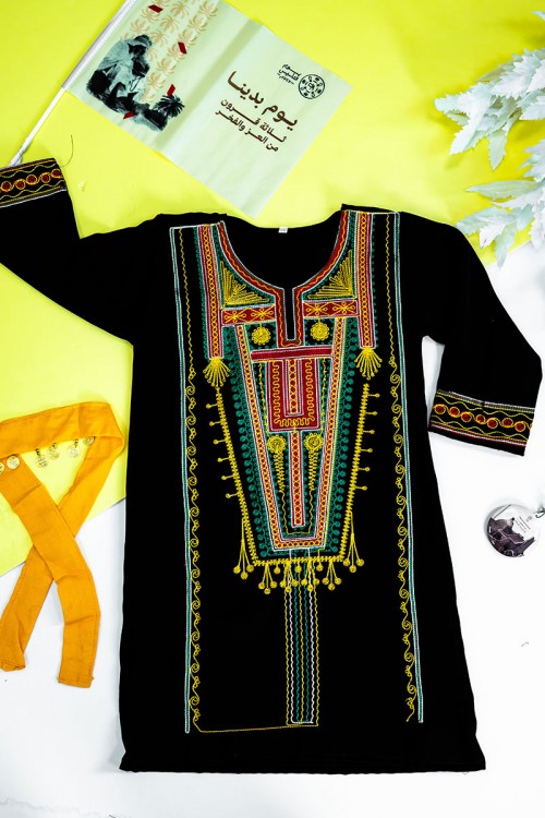 جلابية أطفال عسيري لون أسود بتطريز تراثي ملون ياقة دائرية و أكمام طويلة