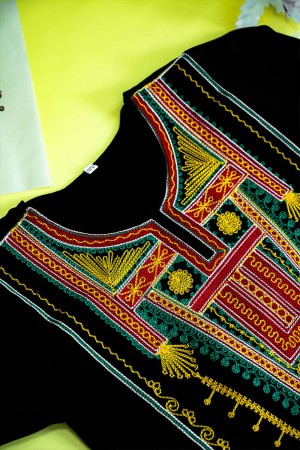 جلابية أطفال عسيري لون أسود بتطريز تراثي ملون ياقة دائرية و أكمام طويلة