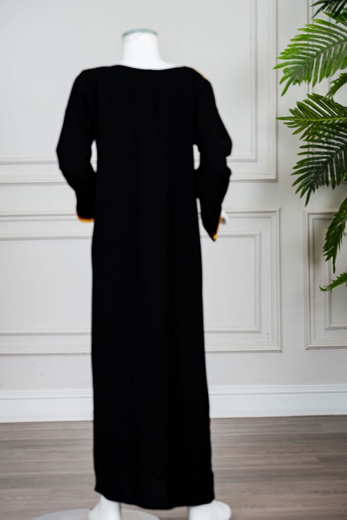 جلابية بناتي عسيري لون أسود بتطريز تراثي ملون ياقة مربعة بقصة سبعة و أكمام طويلة