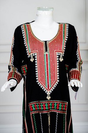 جلابية بناتي عسيري لون أسود بتطريز تراثي ملون ياقة دائرية و أكمام طويلة