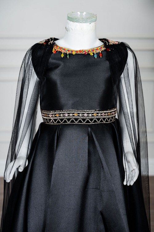 فستان-بناتي-تراثي-قصير-لون-أسود-ياقة-دائرية-مزين-بتطريز-ملون-