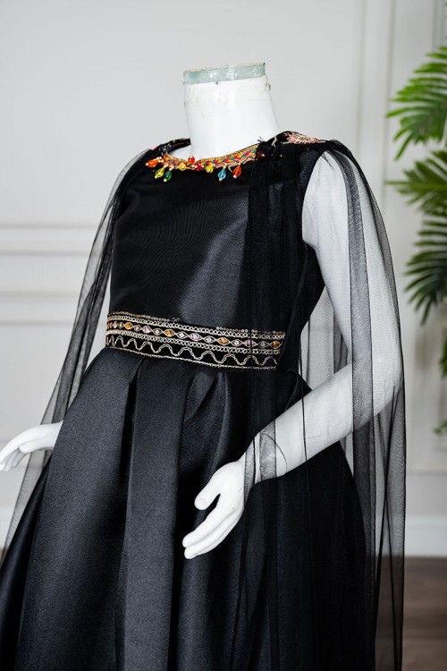 فستان-بناتي-تراثي-قصير-لون-أسود-ياقة-دائرية-مزين-بتطريز-ملون-