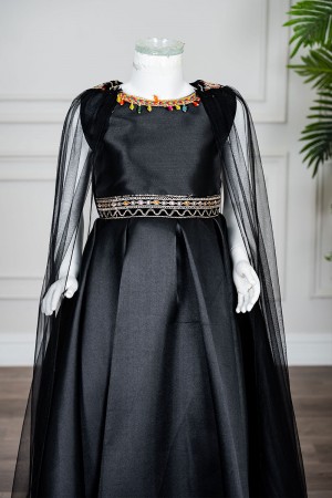 فستان بناتي تراثي قصير لون أسود ياقة دائرية مزين بتطريز ملون من الياقة و الخصر و بقماش شيفون متصل من أعلى الأكمام