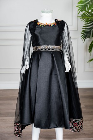 فستان بناتي تراثي قصير لون أسود ياقة دائرية مزين بتطريز ملون من الياقة و الخصر و بقماش شيفون متصل من أعلى الأكمام