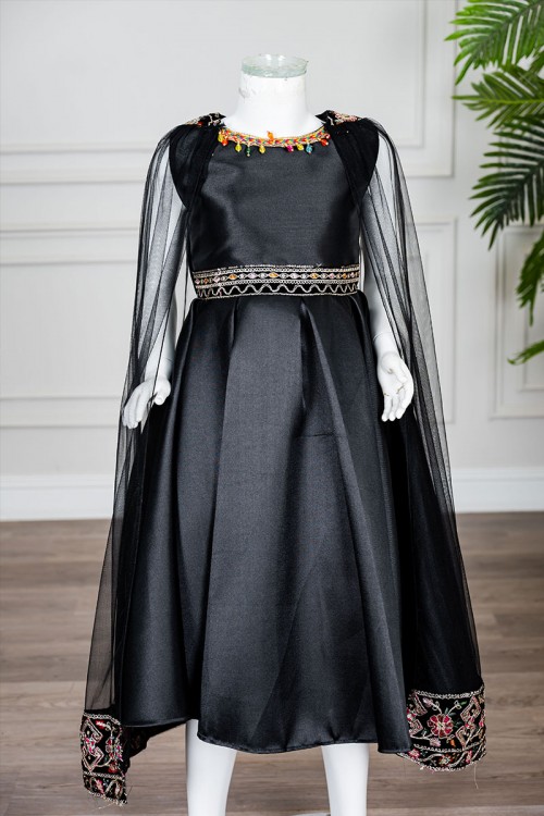 فستان-بناتي-تراثي-قصير-لون-أسود-ياقة-دائرية-مزين-بتطريز-ملون-
