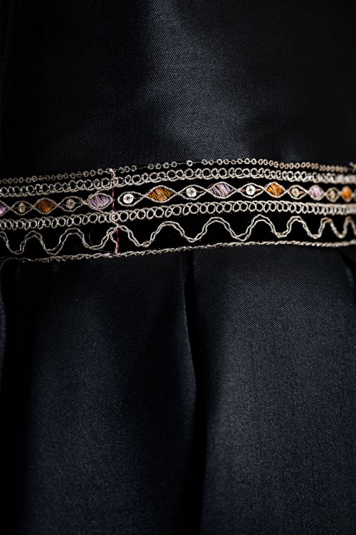 فستان-بناتي-تراثي-قصير-لون-أسود-ياقة-دائرية-مزين-بتطريز-ملون-