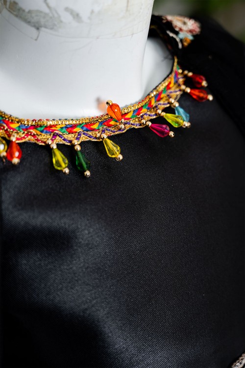 فستان-بناتي-تراثي-قصير-لون-أسود-ياقة-دائرية-مزين-بتطريز-ملون-