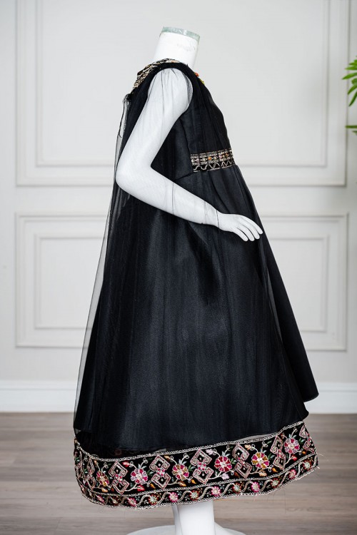 فستان-بناتي-تراثي-قصير-لون-أسود-ياقة-دائرية-مزين-بتطريز-ملون-