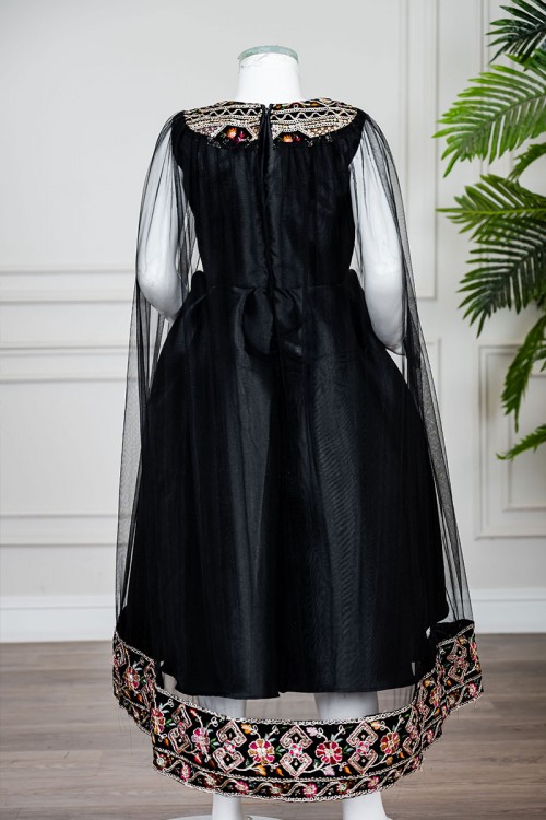 فستان-بناتي-تراثي-قصير-لون-أسود-ياقة-دائرية-مزين-بتطريز-ملون-
