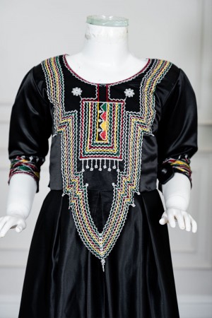 فستان بناتي تراثي قصير لون أسود ياقة دائرية مزين بتطريز ملون من الأمام و الأكمام و برباط في الخصر 