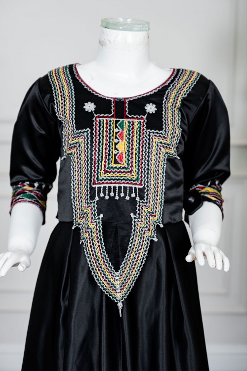 فستان بناتي تراثي قصير لون أسود ياقة دائرية مزين بتطريز ملون من الأمام و الأكمام و برباط في الخصر