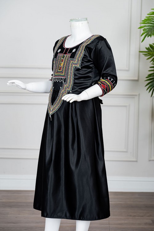 فستان بناتي تراثي قصير لون أسود ياقة دائرية مزين بتطريز ملون من الأمام و الأكمام و برباط في الخصر