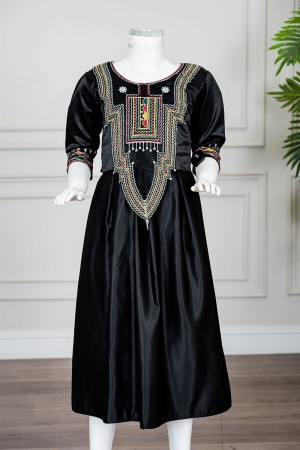 فستان بناتي تراثي قصير لون أسود ياقة دائرية مزين بتطريز ملون من الأمام و الأكمام و برباط في الخصر 