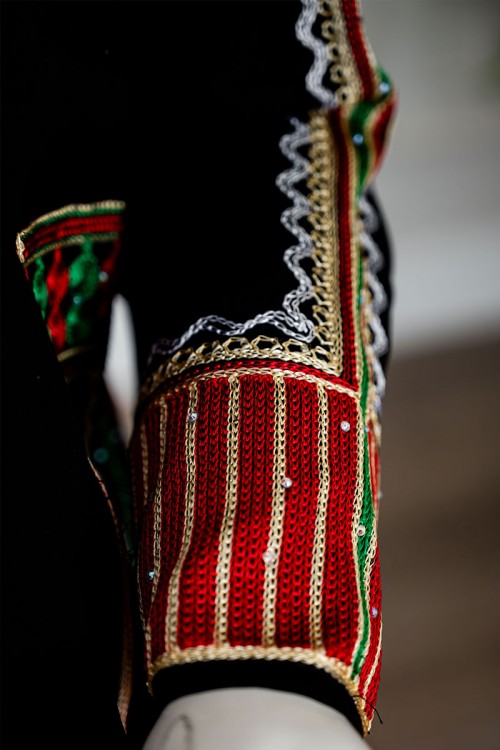 جلابية بناتي عسيري لون أسود بتطريز تراثي ملون ياقة دائرية و أكمام طويلة