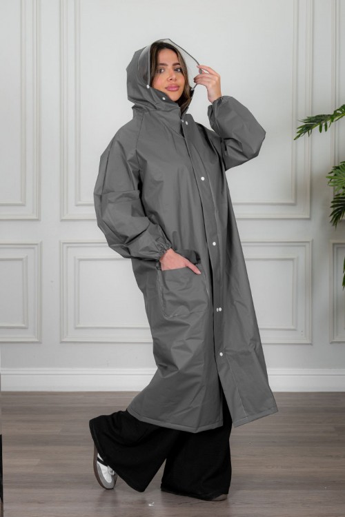 بالطو مطر نسائي لون رصاصي بقبعة متصلة بأزرار و سحاب و جيوب من الأمام و بأكمام طويلة