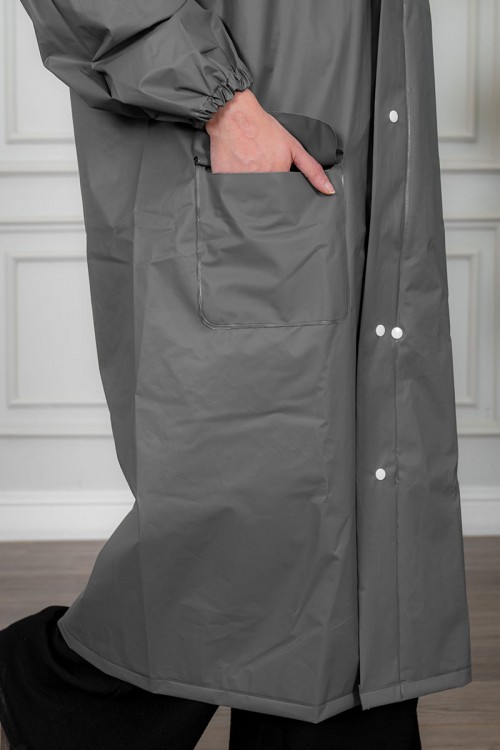 بالطو مطر نسائي لون رصاصي بقبعة متصلة بأزرار و سحاب و جيوب من الأمام و بأكمام طويلة