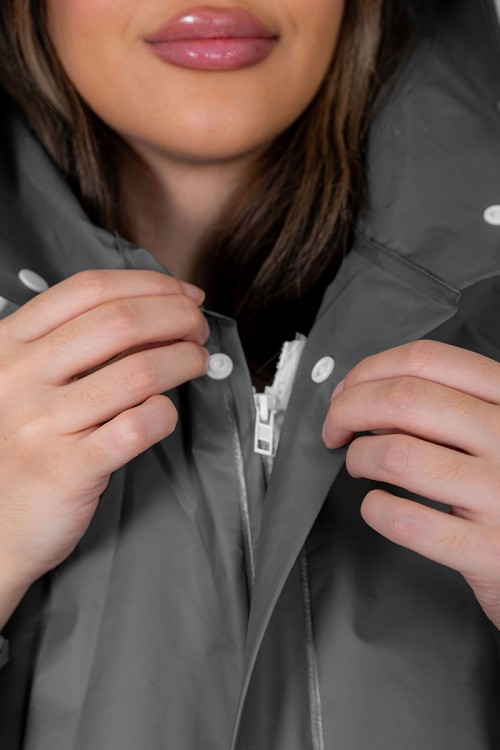 بالطو مطر نسائي لون رصاصي بقبعة متصلة بأزرار و سحاب و جيوب من الأمام و بأكمام طويلة