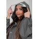بالطو مطر نسائي لون رصاصي بقبعة متصلة بأزرار و سحاب و جيوب من الأمام و بأكمام طويلة