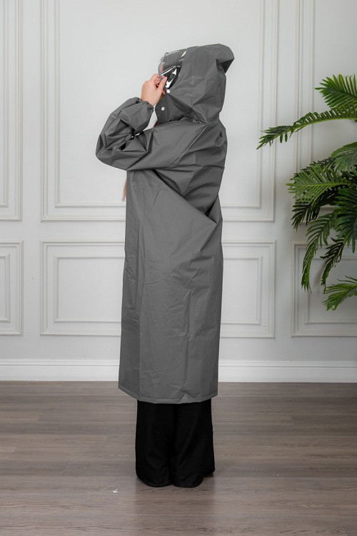 بالطو مطر نسائي لون رصاصي بقبعة متصلة بأزرار و سحاب و جيوب من الأمام و بأكمام طويلة