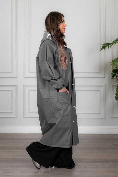 بالطو مطر نسائي لون رصاصي بقبعة متصلة بأزرار و سحاب و جيوب من الأمام و بأكمام طويلة