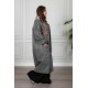 بالطو مطر نسائي لون رصاصي بقبعة متصلة بأزرار و سحاب و جيوب من الأمام و بأكمام طويلة