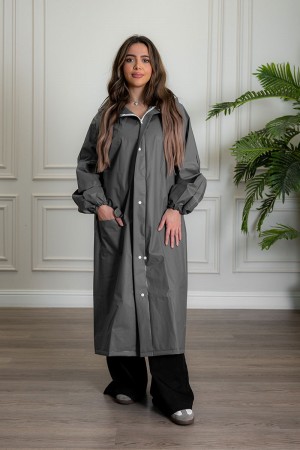 بالطو مطر نسائي لون رصاصي بقبعة متصلة بأزرار و سحاب و جيوب من الأمام و بأكمام طويلة 