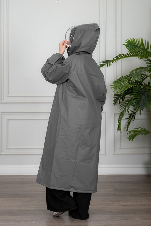 بالطو مطر نسائي لون رصاصي بقبعة متصلة بأزرار و سحاب و جيوب من الأمام و بأكمام طويلة