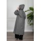 بالطو مطر نسائي لون رصاصي بقبعة متصلة بأزرار و سحاب و جيوب من الأمام و بأكمام طويلة