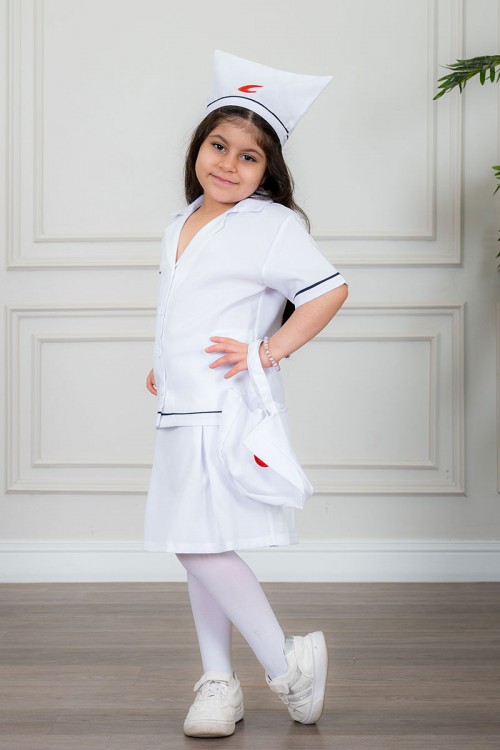 زي تنكري بمهنة طبيبة لون أبيض بلوزة بياقة مطوية و بأزرار من الأمام و تنورة قصيرة مع قبعة و حقيبة بأدوات الطب