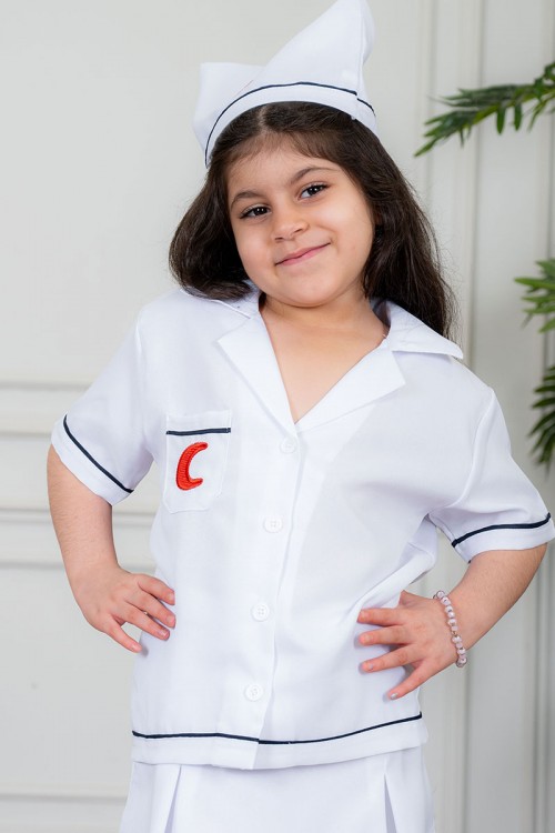 زي تنكري بمهنة طبيبة لون أبيض بلوزة بياقة مطوية و بأزرار من الأمام و تنورة قصيرة مع قبعة و حقيبة بأدوات الطب