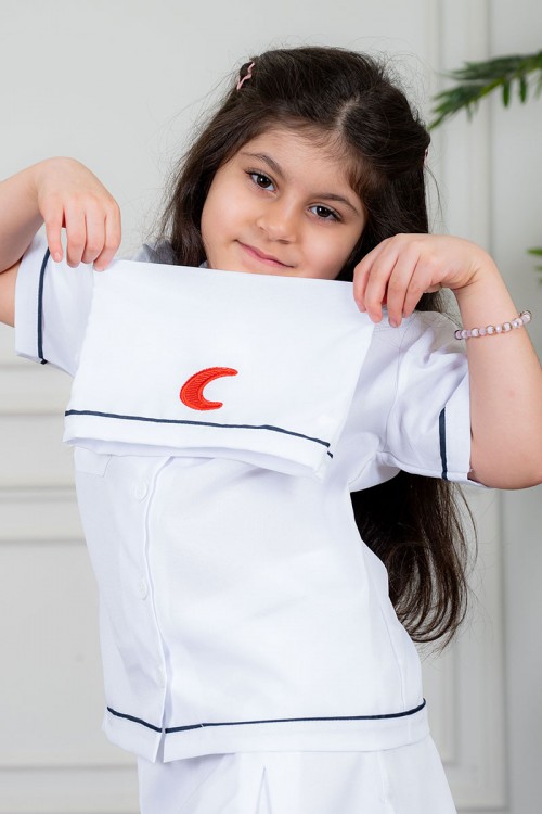 زي تنكري بمهنة طبيبة لون أبيض بلوزة بياقة مطوية و بأزرار من الأمام و تنورة قصيرة مع قبعة و حقيبة بأدوات الطب