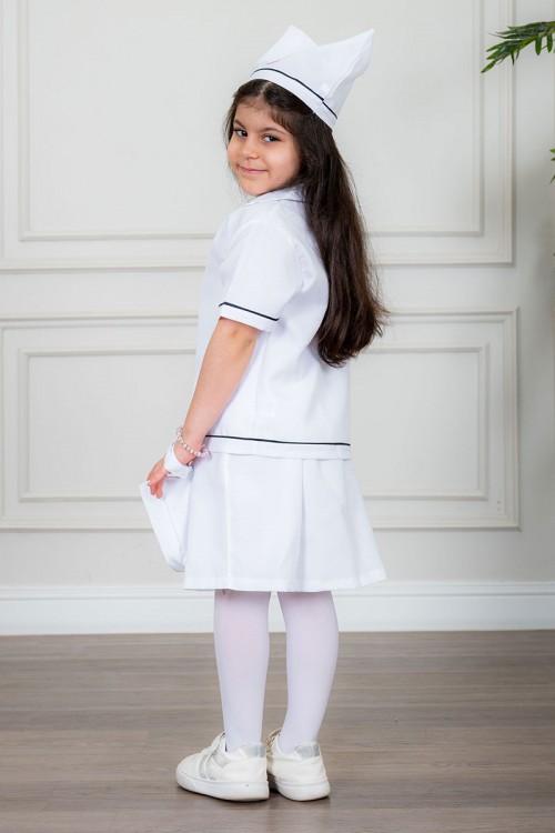 زي تنكري بمهنة طبيبة لون أبيض بلوزة بياقة مطوية و بأزرار من الأمام و تنورة قصيرة مع قبعة و حقيبة بأدوات الطب