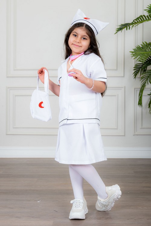 زي تنكري بمهنة طبيبة لون أبيض بلوزة بياقة مطوية و بأزرار من الأمام و تنورة قصيرة مع قبعة و حقيبة بأدوات الطب