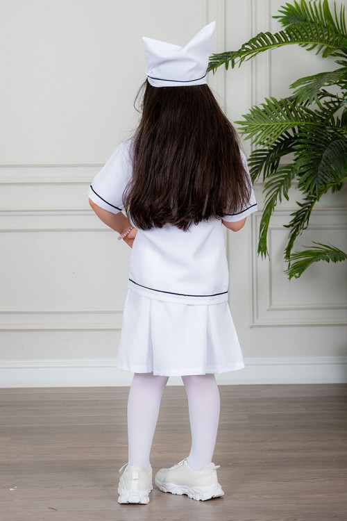 زي تنكري بمهنة طبيبة لون أبيض بلوزة بياقة مطوية و بأزرار من الأمام و تنورة قصيرة مع قبعة و حقيبة بأدوات الطب