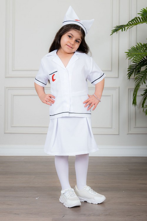 زي تنكري بمهنة طبيبة لون أبيض بلوزة بياقة مطوية و بأزرار من الأمام و تنورة قصيرة مع قبعة و حقيبة بأدوات الطب