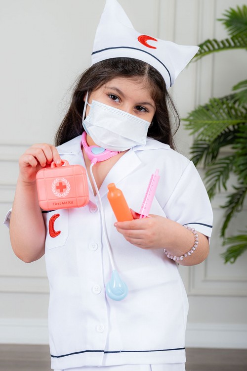 زي تنكري بمهنة طبيبة لون أبيض بلوزة بياقة مطوية و بأزرار من الأمام و تنورة قصيرة مع قبعة و حقيبة بأدوات الطب