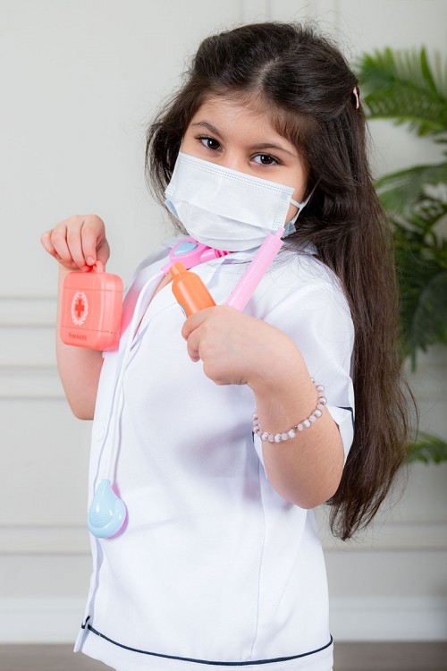 زي تنكري بمهنة طبيبة لون أبيض بلوزة بياقة مطوية و بأزرار من الأمام و تنورة قصيرة مع قبعة و حقيبة بأدوات الطب