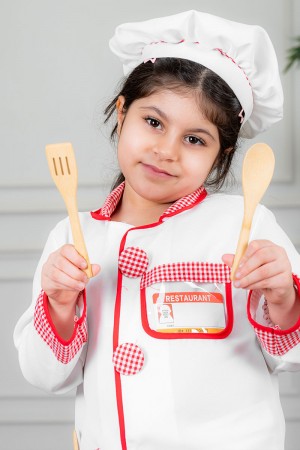 زي تنكري بمهنة الطباخ لون أبيض و أحمر بلوزة بياقة مطوية و بأزرار و جيوب من الأمام و تنورة قصيرة مع قبعة و أدوات الطبخ 