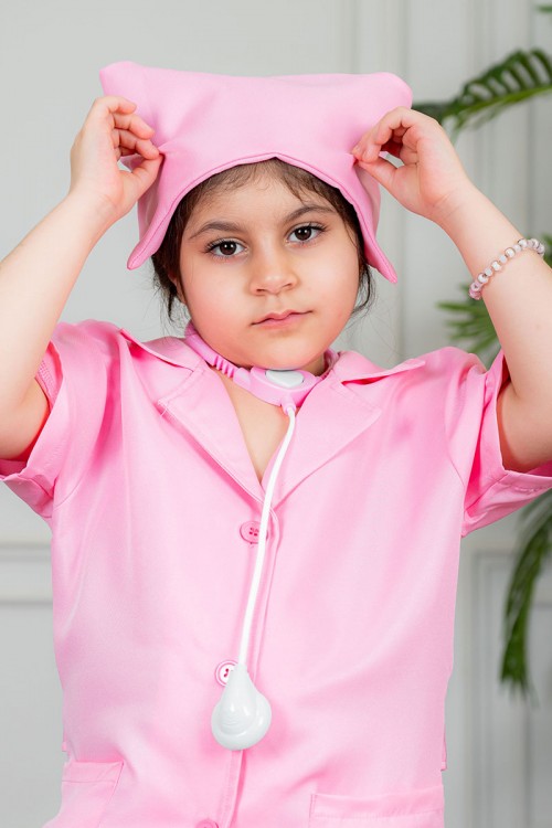 زي تنكري بمهنة ممرضة لون وردي بياقة مطوية و بأزرار و جيوب من الأمام مع قبعة و أدوات الطب