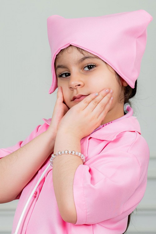 زي تنكري بمهنة ممرضة لون وردي بياقة مطوية و بأزرار و جيوب من الأمام مع قبعة و أدوات الطب