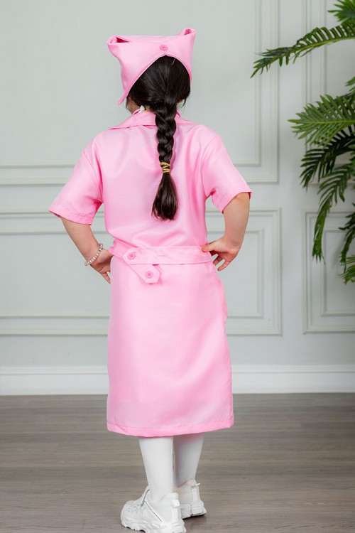 زي تنكري بمهنة ممرضة لون وردي بياقة مطوية و بأزرار و جيوب من الأمام مع قبعة و أدوات الطب