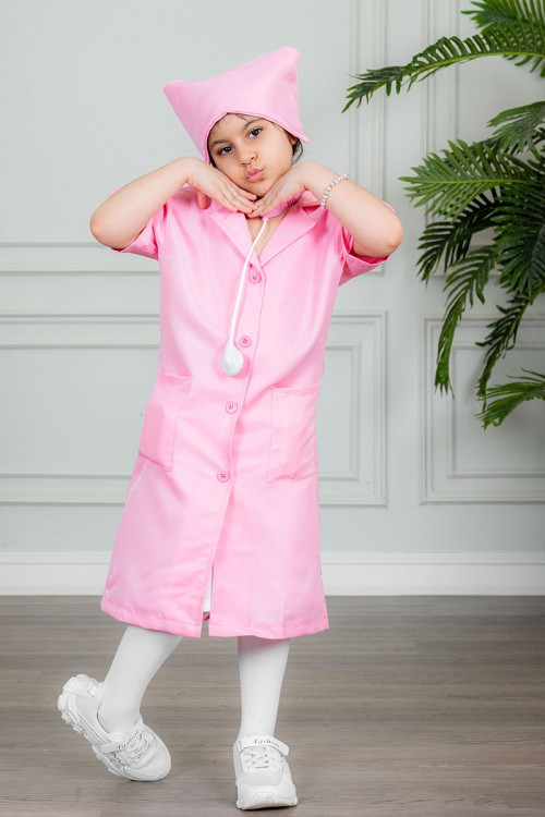 زي تنكري بمهنة ممرضة لون وردي بياقة مطوية و بأزرار و جيوب من الأمام مع قبعة و أدوات الطب