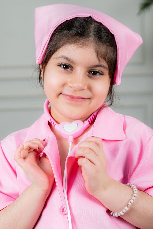 زي تنكري بمهنة ممرضة لون وردي بياقة مطوية و بأزرار و جيوب من الأمام مع قبعة و أدوات الطب