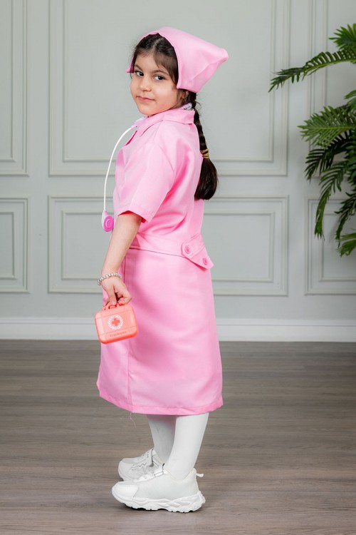 زي تنكري بمهنة ممرضة لون وردي بياقة مطوية و بأزرار و جيوب من الأمام مع قبعة و أدوات الطب