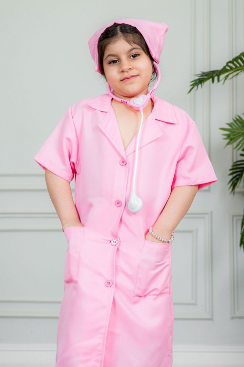 زي تنكري بمهنة ممرضة لون وردي بياقة مطوية و بأزرار و جيوب من الأمام مع قبعة و أدوات الطب